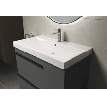 Wastafelonderkast met wastafel en kraan in moderne badkamer