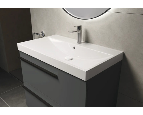 Wastafelonderkast met wastafel en kraan in moderne badkamer