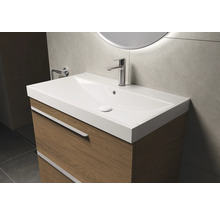 Wastafel met onderkast en kraan in de badkamer