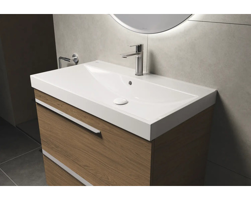 Wastafel met onderkast en kraan in de badkamer