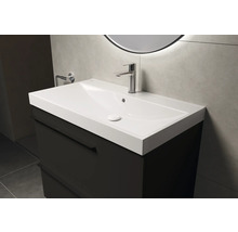 Wastafelonderkast met wastafel en kraan in de badkamer