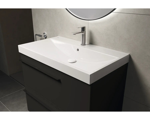 Wastafelonderkast met wastafel en kraan in de badkamer