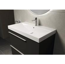 Wastafelonderkast met wastafel en kraan in de badkamer