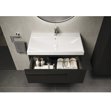 Moderne badkamer met wastafel, onderkast met lade, handdoeken en verzorgingsproducten