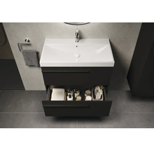 Moderne badkamer met wastafelonderkast, open lade en handdoekhouder