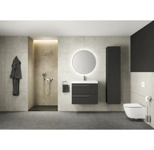 Moderne badkamer met douche, wastafel, spiegel en toilet
