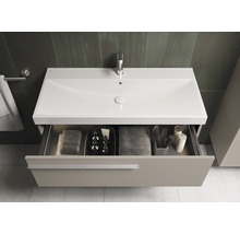 Badkamer met wastafelonderkast, open lade, wastafel, kraan en badkamerbenodigdheden