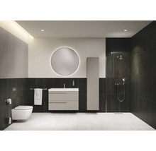 Moderne badkamer met douche, wastafel, spiegelkast, toilet en ronde spiegel