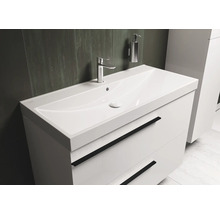 Wastafelonderkast met opzetwastafel, kraan en zeepdispenser in moderne badkamer