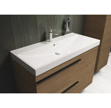 Wastafel met onderkast, kraan en zeepdispenser in de badkamer