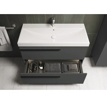 Badkamermeubel met open lade, wastafel en kraan in de badkamer