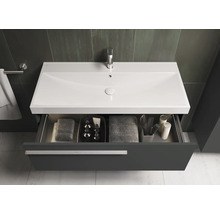 Wastafelmeubel met open lade, handdoeken en badkamerartikelen