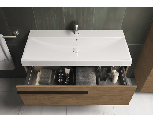 Wastafelonderkast met open lade en badkamerbenodigdheden