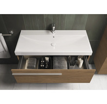 Moderne badkamer met wastafelonderkast, open lade en handdoeken