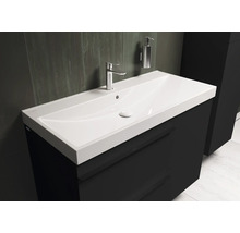 Wastafelmeubel met wastafel en kraan in de badkamer