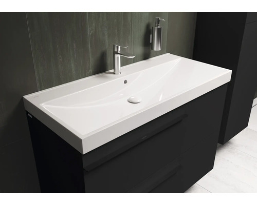 Wastafelmeubel met wastafel en kraan in de badkamer