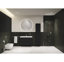 Moderne badkamer met toilet, wastafel, spiegel, hoge kast en douche.
