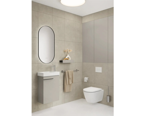 Moderne badkamer met wastafel, spiegel, toilet en handdoekhouder