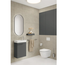 Lichte badkamer met wastafel, spiegel, toilet en handdoekrek