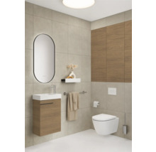 Moderne badkamer met wastafelonderkast, wandcloset en spiegel