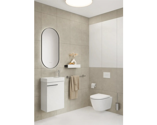 Moderne badkamer met wastafel, spiegel, toilet en tegels