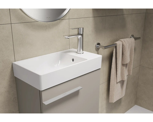 Moderne badkamer met wastafel, kraan en handdoekhouder