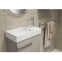 Wastafelonderkast met kraan, handdoek en handdoekhouder in de badkamer