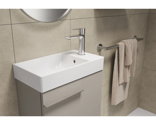 Wastafelonderkast met kraan, handdoek en handdoekhouder in de badkamer