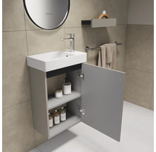 Badkamer met wastafel, spiegel, plank en handdoekhouder