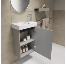 Badkamer met wastafelonderkast, kraan, spiegel en handdoekrek