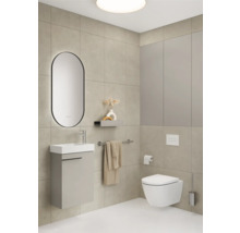 Moderne badkamer met wastafel, spiegel, toilet en accessoires