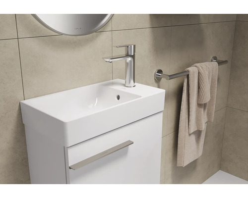 Wastafelcombinatie met kraan en handdoekhouder in de badkamer.