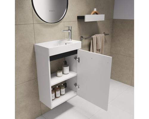 Badkamer met wastafelonderkast, spiegel en plank