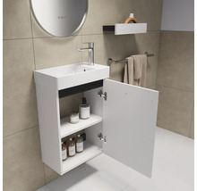 Wastafelmeubel met open kast, wastafel, kraan, spiegel, handdoekrek en decoratie