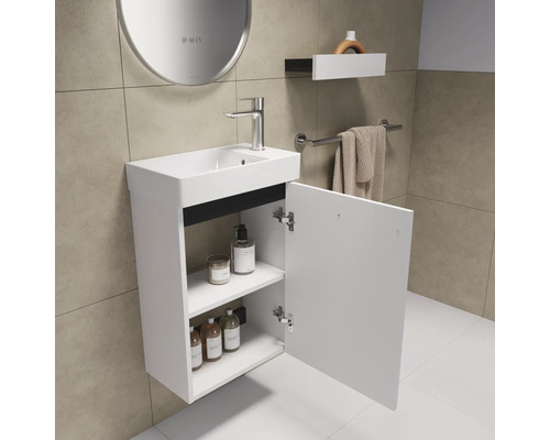 Wastafelmeubel met open kast, wastafel, kraan, spiegel, handdoekrek en decoratie