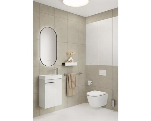 Moderne badkamer met wastafelonderkast, spiegel, wandcloset en handdoekhouder