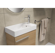 Wastafel met kraan, handdoek en handdoekhouder in de badkamer