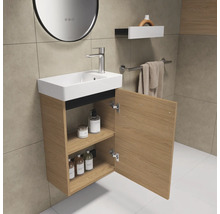 Badkamer met wastafelonderkast, spiegel, plank en handdoekhouder