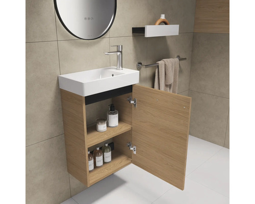 Badkamer met wastafelonderkast, spiegel, plank en handdoekhouder