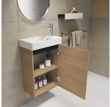 Badkamer met wastafelonderkast, wastafel, spiegel en opbergplank