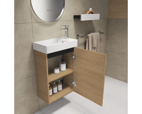 Badkamer met wastafelonderkast, wastafel, spiegel en opbergplank