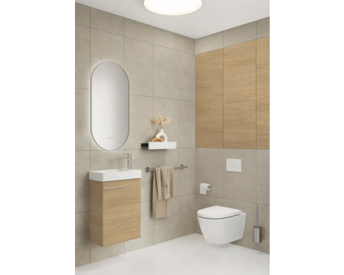 Badkamer met wastafel, spiegel, toilet en handdoekrek