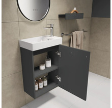 Badkamer met wastafel, onderkast, plank en handdoekenrek