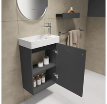 Badkamer met wastafelonderkast, wastafel, spiegel en accessoires