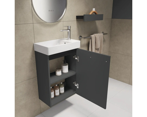 Badkamer met wastafelonderkast, wastafel, spiegel en accessoires