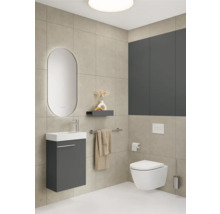 Moderne badkamer met wastafel, spiegel, toilet en tegels