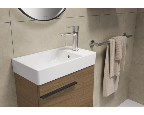 Wastafel met onderkast, kraan en handdoekhouder in de badkamer