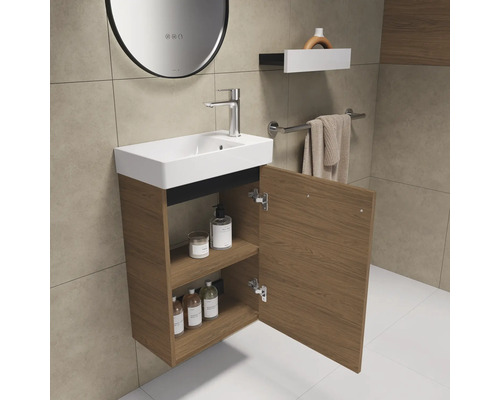 Moderne badkamer met wastafelonderkast, wastafel en open kast