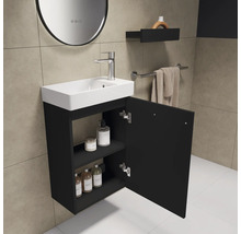 Badkamer met wastafelonderkast, open kast en spiegel