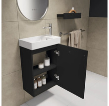 Badkamer met wastafel, onderkast en open deur voor het opbergen van badkamerartikelen